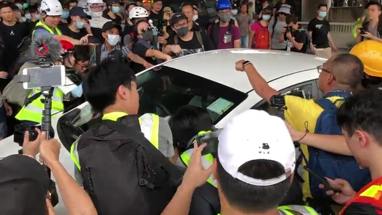 【元朗遊行】市民包圍私家車　指罵車內警員（拍攝：劉家豪、何進康；剪接：鮑錦瑤） 