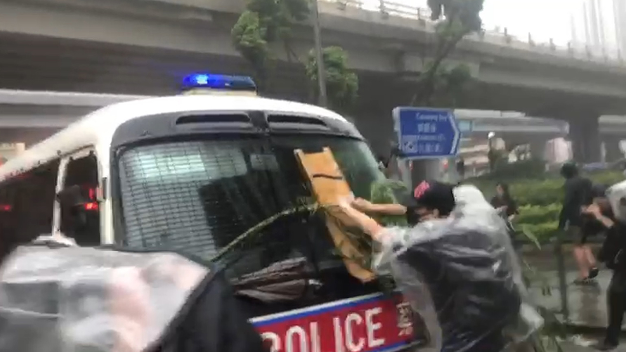 市民包圍警車拍打指罵（拍攝：周芷晴　剪接：鮑錦瑤）
