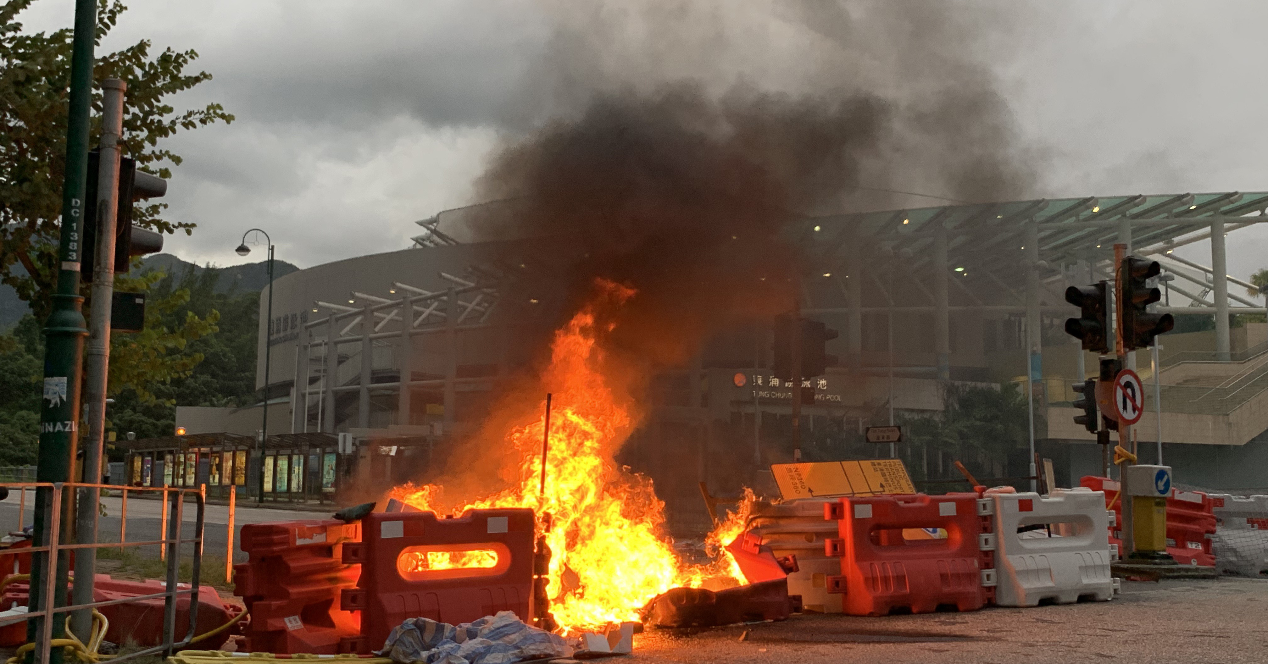 示威者東涌焚燒雜物（拍攝：許芳文、剪接：邱煦明）