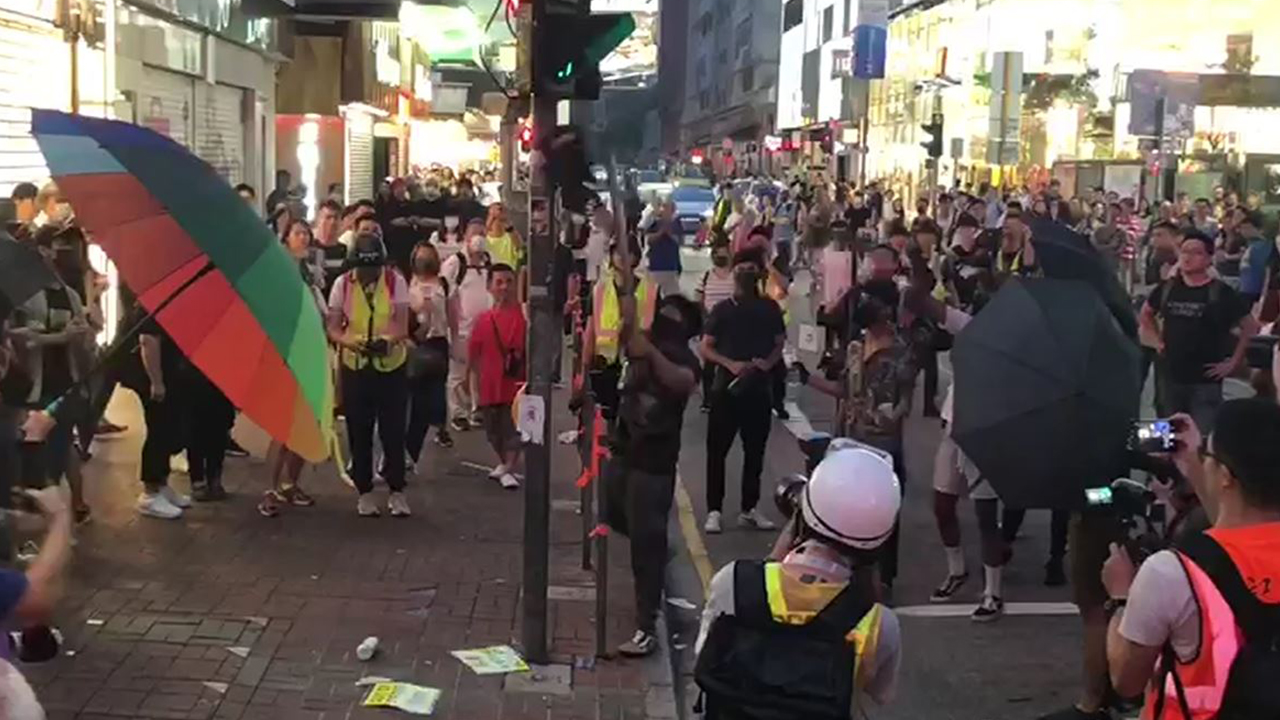 示威者旺角登打士街破壞交通燈（攝影︰梁享南、剪接︰邱煦明）