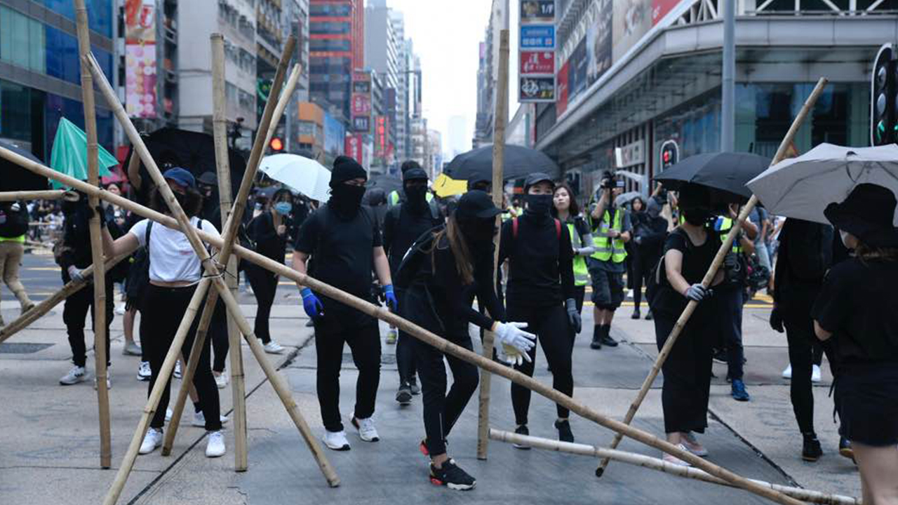 示威者旺角彌敦道堵路　防暴警追捕（攝影︰許芳文、剪接︰邱煦明）