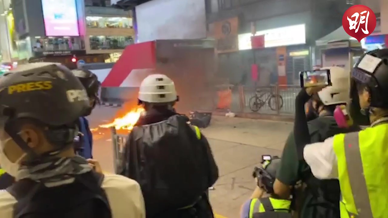 旺角西洋菜南街傳出爆炸聲　街上路障起火（攝影：鍾妍　剪接：劉澤浩）