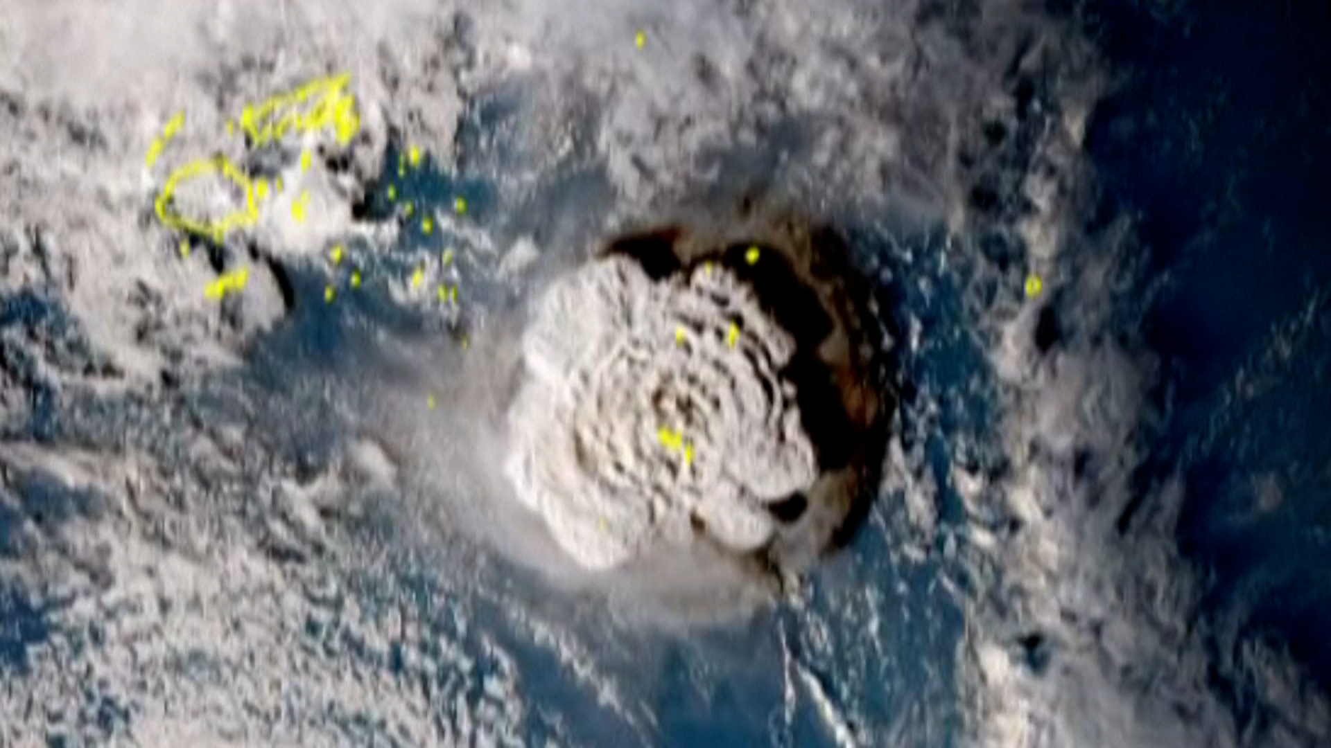 湯加火山爆發船隻巨石沖岸　衛星拍下爆發一刻【短片】