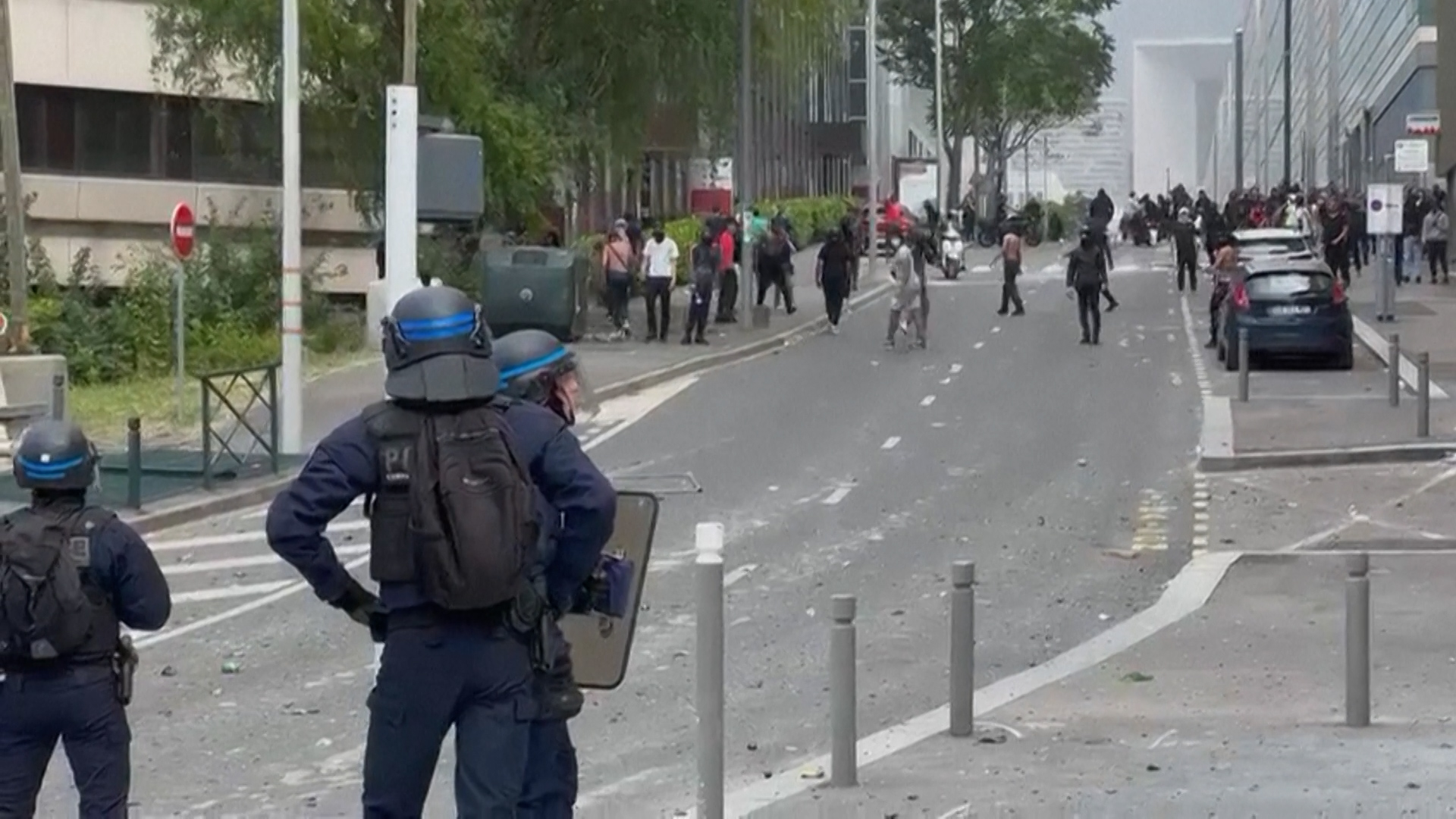 法青年被警槍殺續掀騷亂421人被捕　多地宵禁　死者母親：警見阿拉伯面孔開槍【短片】