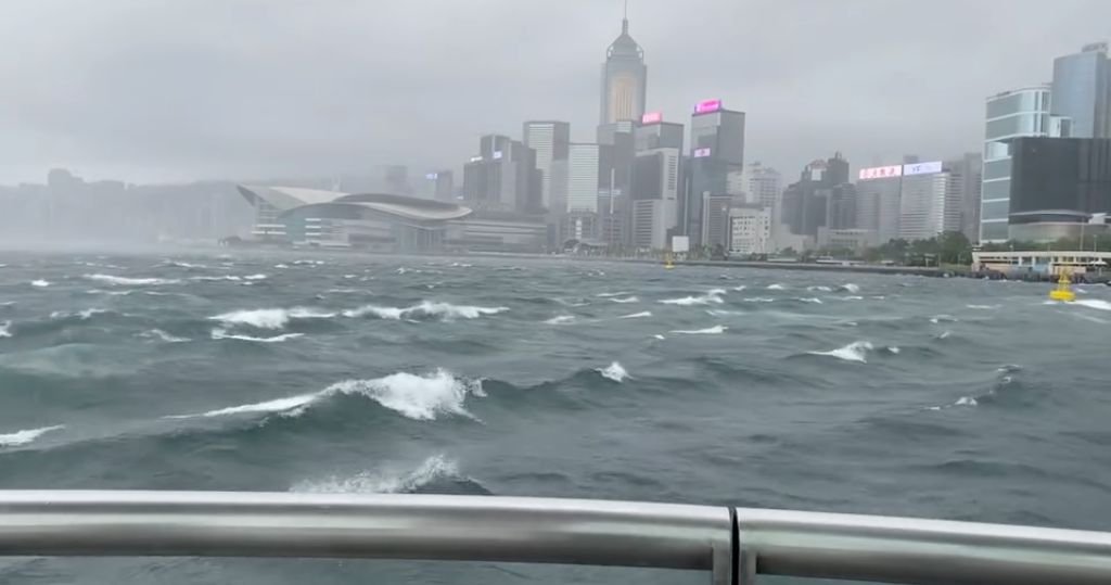 短片：十號風球下的籃球架　被吹郁轉彎｜颱風韋帕
