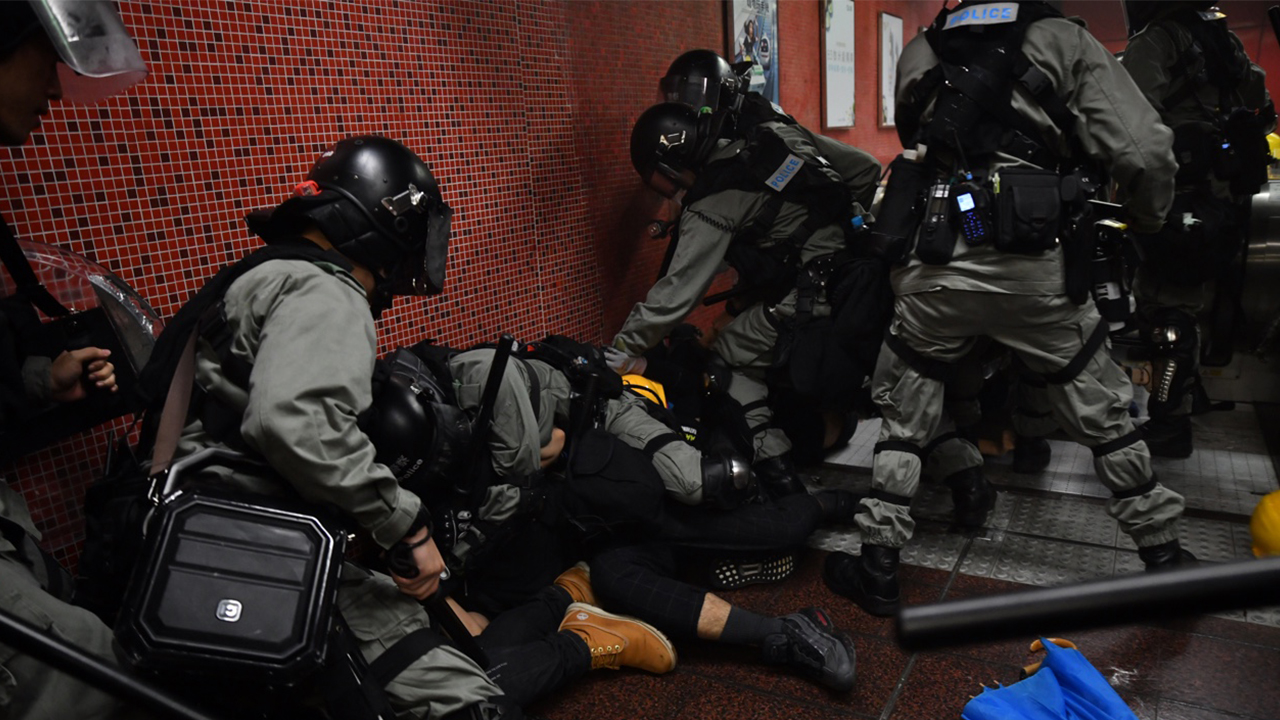 防暴警衝進太古站內制服示威者（拍攝：許芳文、剪接：鮑錦瑤）